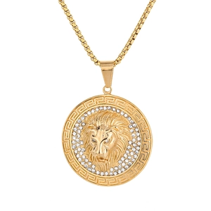 Pendentif tête de lion doré style hip hop avec cercle de cristaux et bordure grecque