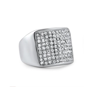 Vue latérale macro de la bague carrée argentée avec pavé de cristaux et anneau large