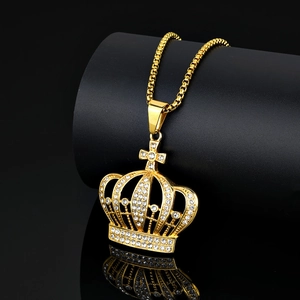 Collier hip hop avec pendentif couronne dorée et strass brillants sur chaîne vénitienne