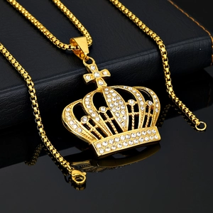 Pendentif couronne dorée luxueuse avec zircons cubiques et chaîne maille vénitienne