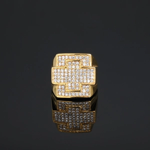 Bague hip hop punk en acier titane plaqué or avec croix scintillante et cristaux micro-pavés