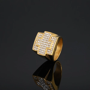 Bague hip hop plaquée or avec motif croix carrée et cristaux blancs scintillants