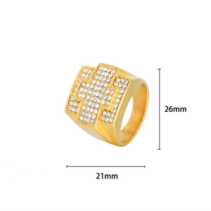 Détail montrant les dimensions 21mm et 26mm sur bague hip-hop dorée avec croix sertie