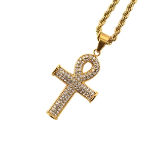 Vergoldeter Ankh Kreuz Anhänger mit weißen Zirkonia an einer gedrehten Seilkette
