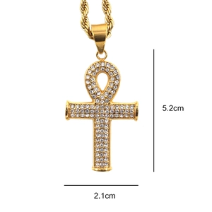 Vergoldeter Ankh-Kreuz-Anhänger mit funkelnden Kristallen und gedrehter Seilkette