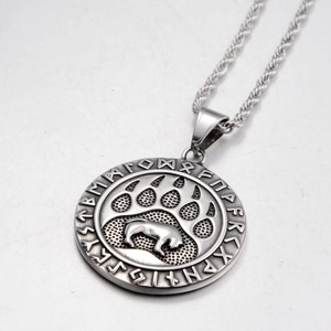Collana con ciondolo zampa d'orso vichingo e rune nordiche su medaglia di acciaio