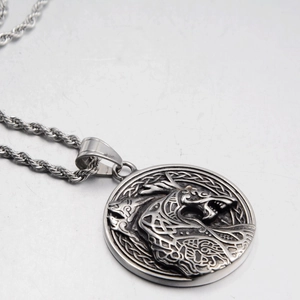 Collier avec pendentif loup Viking Fenrir argenté de style nordique avec détails en relief