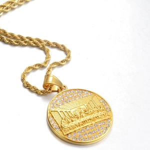 Collana con medaglione L'Ultima Cena dorata con cornice di strass e catena a corda