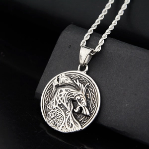 Collier avec pendentif tête de loup viking argenté et texture vintage sur fond noir