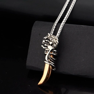 Collier hip hop en acier titane avec pendentif dent de loup, tête de lion et croc doré