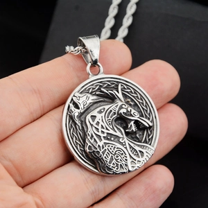 Pendentif loup Viking en acier inoxydable argenté avec des motifs celtiques sophistiqués