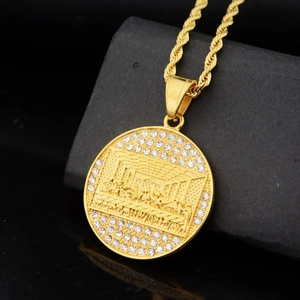 Collana hip hop con ciondolo L'Ultima Cena placcato oro e bordi in zirconi tondi