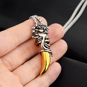 Collier hip hop en acier titane avec pendentif dent de loup aux tons argent et or