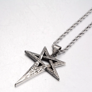 Retro punk star necklace with Horus eye engraving on a silver twisted chain