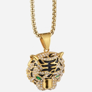 Collier avec pendentif tête de tigre hip hop, yeux en cristal vert et strass blancs