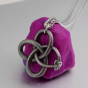 Collier avec pendentif nœud de serpent vintage en acier inoxydable pour un style gothique