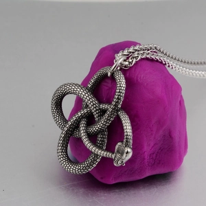 Collier vintage avec pendentif nœud de serpent en acier inoxydable aux écailles détaillées