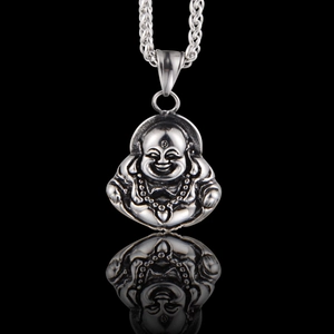 Vue détaillée du pendentif Bouddha Maitreya en acier argenté avec une chaîne tressée