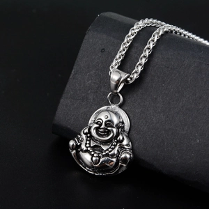 Détail du pendentif Bouddha vintage en acier inoxydable avec finition noire oxydée