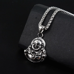 Détail du pendentif bouddha rieur en acier argenté avec chaîne dragon sur fond pierre
