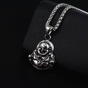 Pendentif Bouddha rieur en acier inoxydable argenté avec finition vintage sur socle