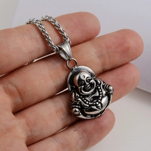 Pendentif Bouddha rieur en acier inoxydable avec finition argent vieilli et chaîne torsadée