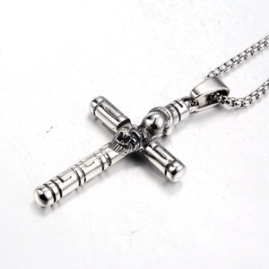 Collana da uomo vintage in acciaio inossidabile con croce, teschio e greca ornamentale