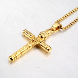 Collana con ciondolo a croce testa di leone dorata con motivi greci e catena box