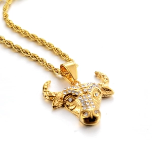 Collar hip hop con colgante de cabeza de toro chapado en oro y circonitas blancas