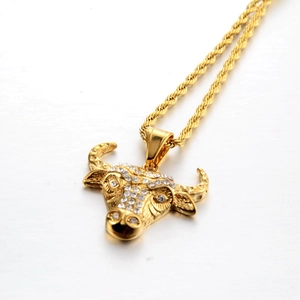 Collar hip hop con colgante de cabeza de toro dorado y diamantes blancos en cadena cuerda