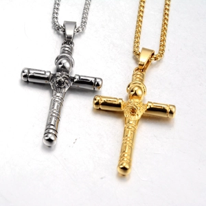 Collana con pendente a croce testa di leone con motivo greco in oro e argento