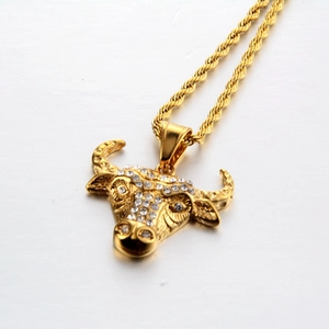 Collar con colgante de cabeza de toro dorado con diamantes de imitación y cadena de cuerda