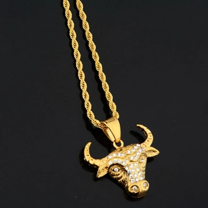 Detalle de un colgante de cabeza de toro hip-hop dorado con brillantes diamantes blancos