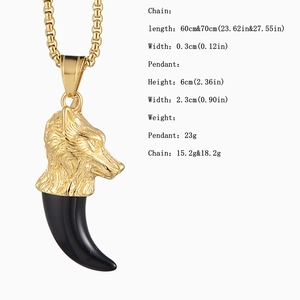 Détail montrant les dimensions du pendentif tête de loup avec dent noire et chaîne d'or