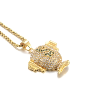 Vue détaillée du pendentif hip hop doré avec signe dollar et cristaux brillants