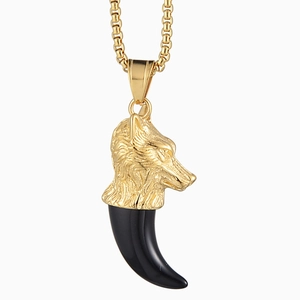 Collier avec pendentif tête de loup en acier inoxydable doré et dent de loup noire polie