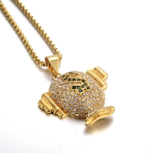 Vue macro d'un pendentif sac d'argent hip hop doré avec signe dollar et cristaux