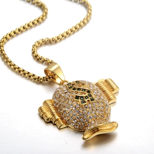 Vue macro détaillée du pendentif sac d'argent hip-hop avec signe dollar vert et chaîne box
