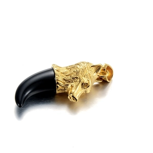 Détail d'un pendentif tête de loup en acier inoxydable doré et noir sculpté avec soin