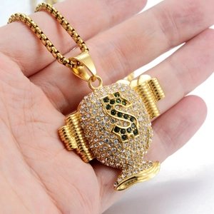 Vue détaillée du pendentif sac d'argent hip hop avec strass verts et signe dollar
