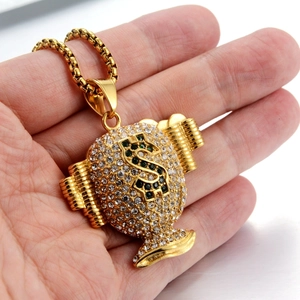 Vue détaillée du pendentif sac d'argent hip-hop avec strass brillants et signe dollar doré