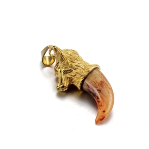 Pendentif tête de loup gothique avec dent en résine ambrée et acier doré