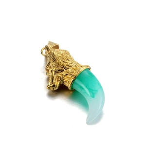Pendentif tête de loup avec dent verte en acier titane doré et charme en résine