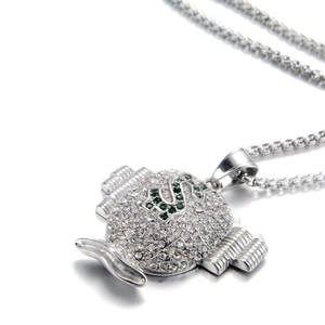 Gros plan du collier avec pendentif sac d'argent hip-hop serti de strass verts et blancs