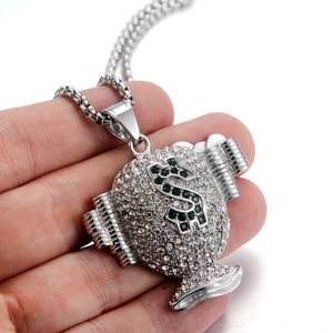 Gros plan sur pendentif sac d'argent hip-hop avec zircons verts et blancs