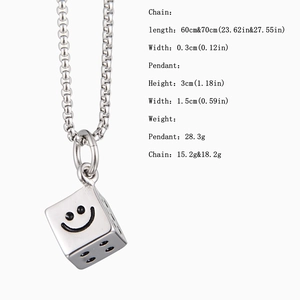 Diagramme détaillé montrant les dimensions du collier pendentif dé en acier inoxydable
