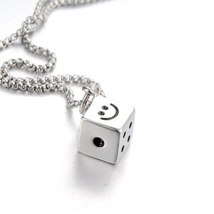 Collier hip hop avec pendentif dé argenté et gravure de visage souriant sur chaîne