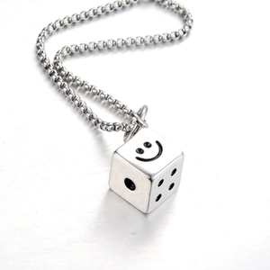 Collier hip hop en acier inoxydable argenté avec pendentif dé et visage souriant