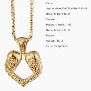 Detalle del colgante de calavera y corazón dorado con medidas de largo y peso