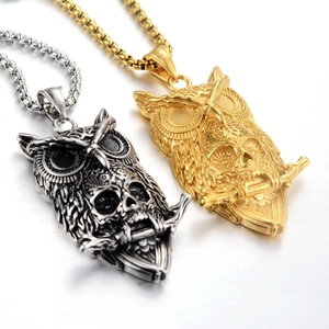 Detailansicht der Gothic-Eulen-Totenkopf-Anhänger in Gold und antikem Silber-Finish